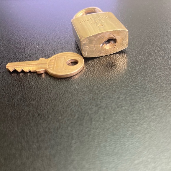 Auth LV 205 this is the 200 series Vintage - Picture 5 of 5